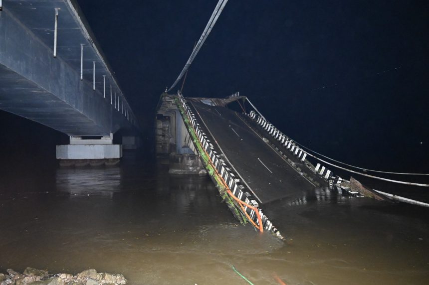 ಕಾರವಾರ ಕೋಡಿಭಾಗದಲ್ಲಿ ಕಾಳಿ ನದಿಗೆ ಅಡ್ಡಲಾಗಿ ಕಟ್ಟಿದ್ದ ಸೇತುವೆ ಕುಸಿತ..!