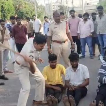 ಪೊಲೀಸರು ಮೂವರನ್ನು ರಸ್ತೆಯಲ್ಲಿ ಕೂರಿಸಿ ಲಾಠಿಯಿಂದ ಥಳಿಸುತ್ತಿರುವ ವೀಡಿಯೊ ವೈರಲ್ ; ಪೊಲೀಸ್‌ ಅಮಾನತು..!