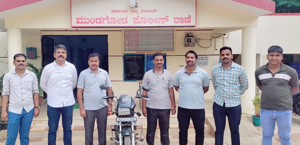 ಕಳ್ಳತನವಾಗಿದ್ದ ಬೈಕ್ ಪತ್ತೆ ಹಚ್ಚಿದ ಮುಂಡಗೋಡ ಪೊಲೀಸರು..! ಅಯ್ಯೊ ತಮ್ಮಾ ವಯಸ್ಸಲ್ಲದ ವಯಸ್ಸಲ್ಲಿ ಇಂತಾ ಕೆಲಸಾ ಬೇಕಿತ್ತಾ..?