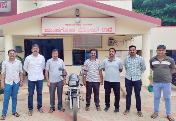 ಕಳ್ಳತನವಾಗಿದ್ದ ಬೈಕ್ ಪತ್ತೆ ಹಚ್ಚಿದ ಮುಂಡಗೋಡ ಪೊಲೀಸರು..! ಅಯ್ಯೊ ತಮ್ಮಾ ವಯಸ್ಸಲ್ಲದ ವಯಸ್ಸಲ್ಲಿ ಇಂತಾ ಕೆಲಸಾ ಬೇಕಿತ್ತಾ..?