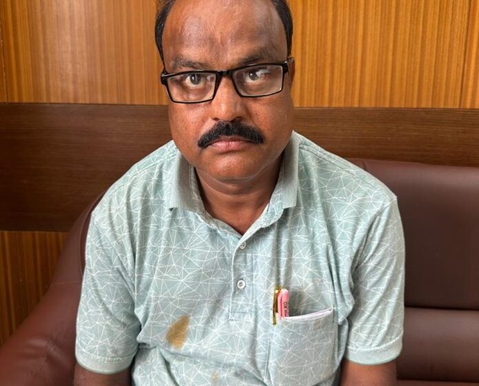 Lokayukta Raid  News :ಅಡ್ಮಿಶನ್ ಮಾಡಿಕೊಳ್ಳಲು ಲಂಚ ಸ್ವೀಕಾರ, ಸವಣೂರು ಕರ್ನಾಟಕ ಪಬ್ಲಿಕ್ ಶಾಲೆಯ ಮುಖ್ಯ ಶಿಕ್ಷಕನ ಬಂಧನ..!