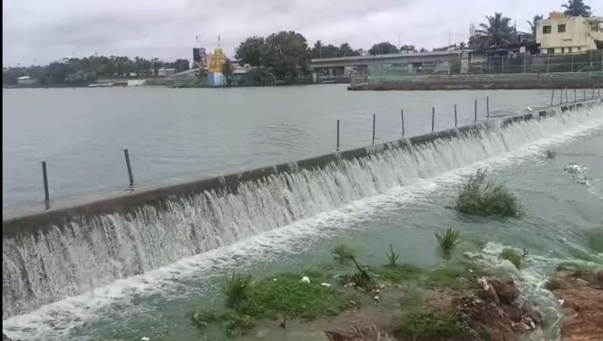 ಉಕ್ಕಿ ಹರಿಯುತ್ತಿದೆ ಉಣಕಲ್ ಕೆರೆ: ವರುಣನ ಅಬ್ಬರಕ್ಕೆ ಮೈತುಂಬಿದ ಪ್ರತಿಷ್ಠಿತ ತಾಣ..!