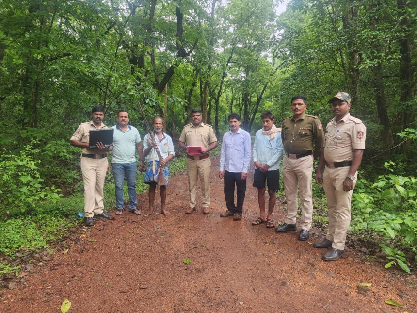 ಯಲ್ಲಾಪುರ ಪೊಲೀಸ್ರ ದಾಳಿ, ಅಕ್ರಮವಾಗಿ ನಾಡಬಂದೂಕು ಇಟ್ಕೊಂಡಿದ್ದ ವ್ಯಕ್ತಿ ಆರೆಸ್ಟ್..!