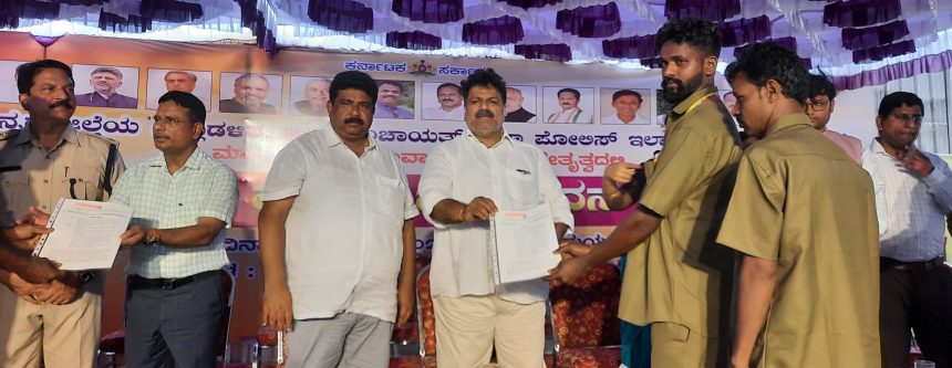 ಜಿಲ್ಲಾ ಮಟ್ಟದ ಜನ ಸ್ಪಂದನ ಕಾರ್ಯಕ್ರಮದಲ್ಲಿ 104 ಅರ್ಜಿಗಳ ವಿಚಾರಣೆ, ಎಲ್ಲಾ ಅರ್ಜಿಗಳನ್ನು ಕಾಲಮಿತಿಯಲ್ಲಿ ಇತ್ಯರ್ಥಪಡಿಸಿ: ಸಚಿವ ಮಂಕಾಳ ವೈದ್ಯ