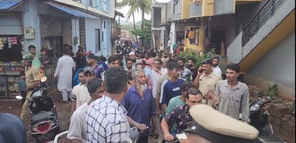 ಬೆಳಗಾವಿಯ ಸಂತಿ ಬಸ್ತವಾಡದ ಮಸೀದಿಯಲ್ಲಿನ ಕುರಾನ್ ಸುಟ್ಟು ಹಾಕಿದ ಕಿಡಿಗೇಡಿಗಳು,  ಪ್ರತಿಭಟನೆ..!