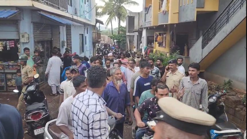ಬೆಳಗಾವಿಯ ಸಂತಿ ಬಸ್ತವಾಡದ ಮಸೀದಿಯಲ್ಲಿನ ಕುರಾನ್ ಸುಟ್ಟು ಹಾಕಿದ ಕಿಡಿಗೇಡಿಗಳು,  ಪ್ರತಿಭಟನೆ..!