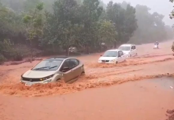ಭಾರೀ ಮಳೆ: ಬಾಚಣಕಿ ಸಮೀಪ ರಸ್ತೆ ಮೇಲೆ‌ ಬಿದ್ದ ಮರ, ರಸ್ತೆ ಕಟ್,  ಕುಮಟಾ- ಸಿದ್ದಾಪುರ ರಸ್ತೆ ಸಂಪೂರ್ಣ ಜಲಾವೃತ, ಸಂಚಾರ ಬಂದ್..!
