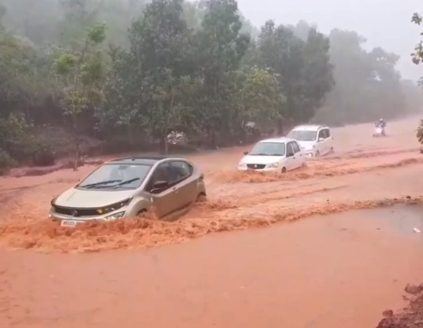 ಭಾರೀ ಮಳೆ: ಬಾಚಣಕಿ ಸಮೀಪ ರಸ್ತೆ ಮೇಲೆ‌ ಬಿದ್ದ ಮರ, ರಸ್ತೆ ಕಟ್,  ಕುಮಟಾ- ಸಿದ್ದಾಪುರ ರಸ್ತೆ ಸಂಪೂರ್ಣ ಜಲಾವೃತ, ಸಂಚಾರ ಬಂದ್..!