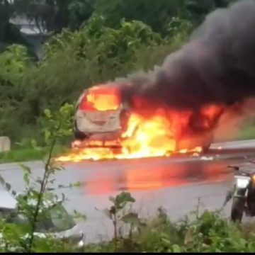 Car Fire News: ತಾರಿಹಾಳ ಟೋಲ್ ಬಳಿ ಧಗಧಗಿಸಿದ ಕಾರು; ಪ್ರಾಣಾಪಾಯದಿಂದ ಪಾರಾದ ಕುಟುಂಬ..!