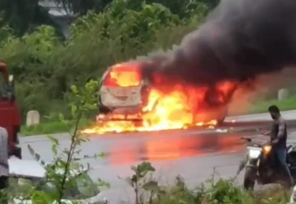 Car Fire News: ತಾರಿಹಾಳ ಟೋಲ್ ಬಳಿ ಧಗಧಗಿಸಿದ ಕಾರು; ಪ್ರಾಣಾಪಾಯದಿಂದ ಪಾರಾದ ಕುಟುಂಬ..!