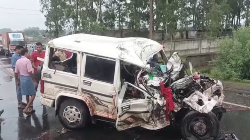 ಟ್ರಕ್-ಬೊಲೆರೊ ಮುಖಾಮುಖಿ ಡಿಕ್ಕಿ: ಮದುವೆ ಮುಗಿಸಿ ಮರಳುತ್ತಿದ್ದ 9 ಮಂದಿ ಸಾವು..!