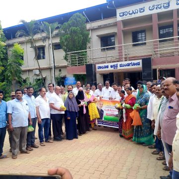 ಹೆಬ್ಬಾರ್ ಜನ್ಮದಿನ: ಮುಂಡಗೋಡ ತಾಲೂಕಾಸ್ಪತ್ರೆಯಲ್ಲಿ ರೋಗಿಗಳಿಗೆ ಹಣ್ಣು ಹಂಪಲು ವಿತರಿಸಿದ ಕೈ ಕಾರ್ಯಕರ್ತರು..!