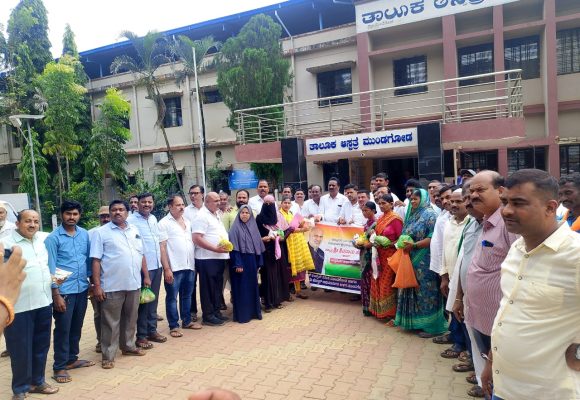 ಹೆಬ್ಬಾರ್ ಜನ್ಮದಿನ: ಮುಂಡಗೋಡ ತಾಲೂಕಾಸ್ಪತ್ರೆಯಲ್ಲಿ ರೋಗಿಗಳಿಗೆ ಹಣ್ಣು ಹಂಪಲು ವಿತರಿಸಿದ ಕೈ ಕಾರ್ಯಕರ್ತರು..!