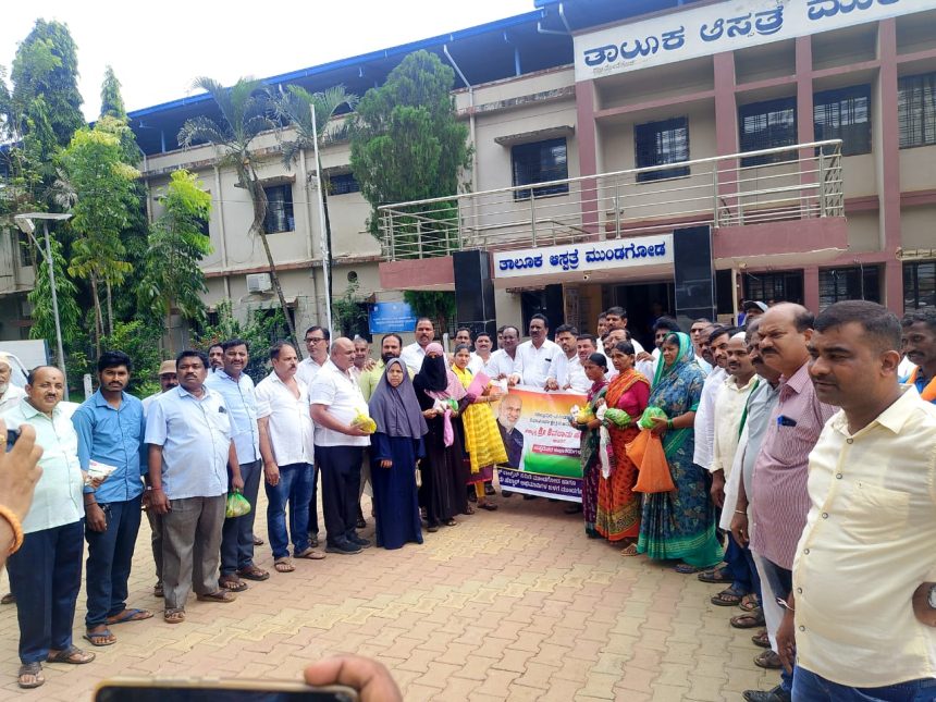 ಹೆಬ್ಬಾರ್ ಜನ್ಮದಿನ: ಮುಂಡಗೋಡ ತಾಲೂಕಾಸ್ಪತ್ರೆಯಲ್ಲಿ ರೋಗಿಗಳಿಗೆ ಹಣ್ಣು ಹಂಪಲು ವಿತರಿಸಿದ ಕೈ ಕಾರ್ಯಕರ್ತರು..!