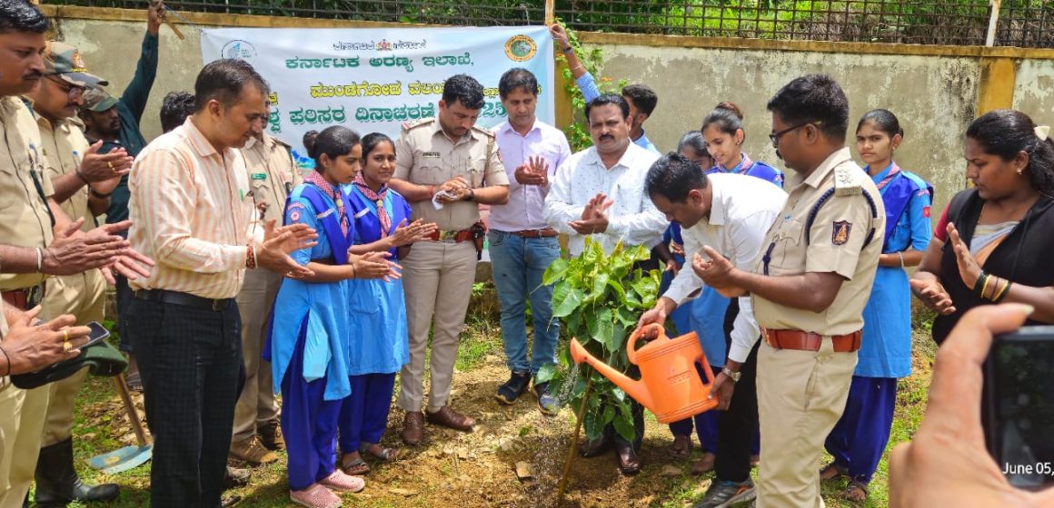 ಮುಂಡಗೋಡ ಡಿಗ್ರಿ ಕಾಲೇಜಿನಲ್ಲಿ ವಿಶ್ವ ಪರಿಸರ ದಿನಾಚರಣೆ, “ವೃಕ್ಷ ಬಂಧನ” ಕಾರ್ಯಕ್ರಮ..!