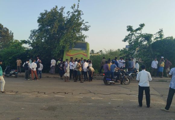 ಶಿಗ್ಗಾವಿ ಗರುಡಾ ಹೊಟೇಲ್ ಬಳಿ ಡಿವೈಡರ್ ಮೇಲೆ ಹತ್ತಿ, ಗುಂಡಿಗೆ ಬಿದ್ದ KSRTC ಬಸ್, 10 ಜನರಿಗೆ ಗಾಯ..!