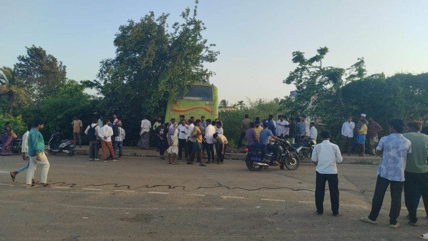 ಶಿಗ್ಗಾವಿ ಗರುಡಾ ಹೊಟೇಲ್ ಬಳಿ ಡಿವೈಡರ್ ಮೇಲೆ ಹತ್ತಿ, ಗುಂಡಿಗೆ ಬಿದ್ದ KSRTC ಬಸ್, 10 ಜನರಿಗೆ ಗಾಯ..!