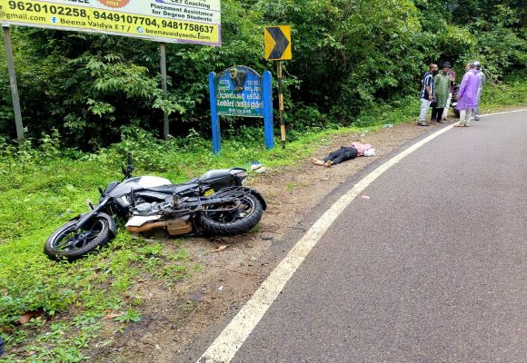KSRTC ಬಸ್ ಹಾಗೂ ಬೈಕ್‌ ನಡುವೆ ಮುಖಾಮುಕಿ ಡಿಕ್ಕಿ, ಬೈಕ್ ಸವಾರ ಸಾವು, ಮತ್ತೋರ್ವನಿಗೆ ಗಾಯ..!