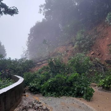 ದೇವಿಮನೆ ಘಟ್ಟದಲ್ಲಿ ಮತ್ತೆ ಗುಡ್ಡ ಕುಸಿತ, ರಸ್ತೆ ಮೇಲೆ ಬಿದ್ದ ಮಣ್ಣು, ಕಲ್ಲು, ಶಿರಸಿ-ಕುಮಟಾ ರಸ್ತೆ ಬಂದ್..!