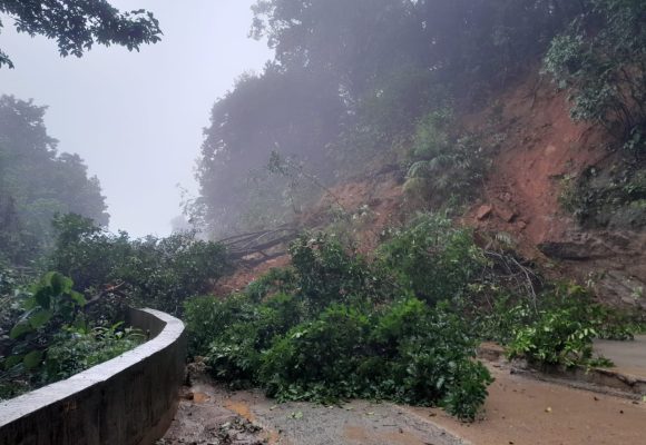 ದೇವಿಮನೆ ಘಟ್ಟದಲ್ಲಿ ಮತ್ತೆ ಗುಡ್ಡ ಕುಸಿತ, ರಸ್ತೆ ಮೇಲೆ ಬಿದ್ದ ಮಣ್ಣು, ಕಲ್ಲು, ಶಿರಸಿ-ಕುಮಟಾ ರಸ್ತೆ ಬಂದ್..!