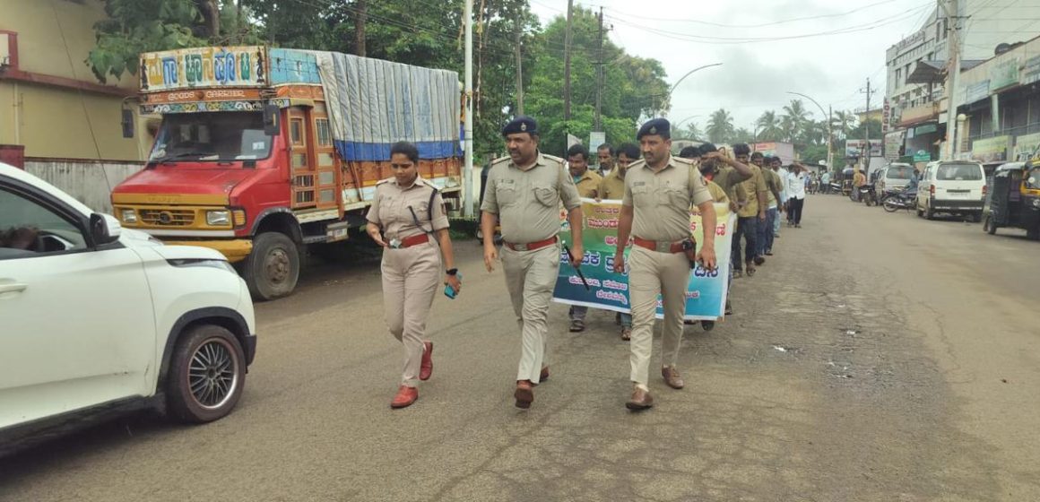 ಮುಂಡಗೋಡಿನಲ್ಲಿ ಮಾದಕ ದ್ರವ್ಯ ವಿರೋಧಿ ದಿನಾಚರಣೆ..! ಟ್ಯಾಕ್ಸಿ ಚಾಲಕರಿಗೆ ಪಾಠ ಮಾಡಿದ ಡಿವೈಎಸ್ಪಿ ಮೇಡಂ..!