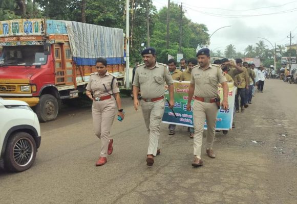 ಮುಂಡಗೋಡಿನಲ್ಲಿ ಮಾದಕ ದ್ರವ್ಯ ವಿರೋಧಿ ದಿನಾಚರಣೆ..! ಟ್ಯಾಕ್ಸಿ ಚಾಲಕರಿಗೆ ಪಾಠ ಮಾಡಿದ ಡಿವೈಎಸ್ಪಿ ಮೇಡಂ..!