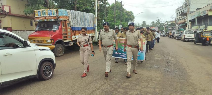 ಮುಂಡಗೋಡಿನಲ್ಲಿ ಮಾದಕ ದ್ರವ್ಯ ವಿರೋಧಿ ದಿನಾಚರಣೆ..! ಟ್ಯಾಕ್ಸಿ ಚಾಲಕರಿಗೆ ಪಾಠ ಮಾಡಿದ ಡಿವೈಎಸ್ಪಿ ಮೇಡಂ..!