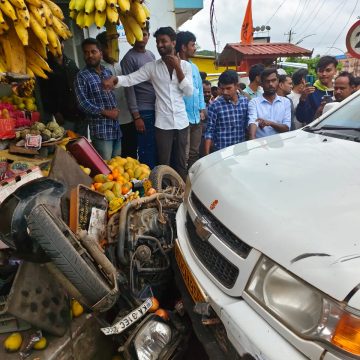 ಮುಂಡಗೋಡ ಜಂಬಗಿ ಆಸ್ಪತ್ರೆ ಪಕ್ಕದ ಹಣ್ಣಿ‌ನ ಅಂಗಡಿಗೆ ನುಗ್ಗಿದ ಟವೇರಾ ವಾಹನ..! ಅಂಗಡಿ ಧ್ವಂಸ, ಬೈಕ್ ಜಖಂ..!