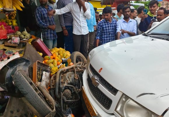 ಮುಂಡಗೋಡ ಜಂಬಗಿ ಆಸ್ಪತ್ರೆ ಪಕ್ಕದ ಹಣ್ಣಿ‌ನ ಅಂಗಡಿಗೆ ನುಗ್ಗಿದ ಟವೇರಾ ವಾಹನ..! ಅಂಗಡಿ ಧ್ವಂಸ, ಬೈಕ್ ಜಖಂ..!