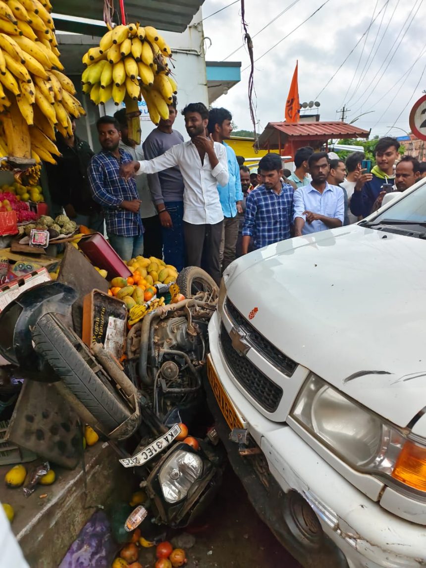 ಮುಂಡಗೋಡ ಜಂಬಗಿ ಆಸ್ಪತ್ರೆ ಪಕ್ಕದ ಹಣ್ಣಿ‌ನ ಅಂಗಡಿಗೆ ನುಗ್ಗಿದ ಟವೇರಾ ವಾಹನ..! ಅಂಗಡಿ ಧ್ವಂಸ, ಬೈಕ್ ಜಖಂ..!