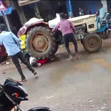 ಇಬ್ಬರ ಮೇಲೆ ಹರಿದ ಟ್ರ್ಯಾಕ್ಟರ್ ಚಕ್ರ, ಆದ್ರೂ ಬಚಾವಾದ್ರು, ಕಲಘಟಗಿಯಲ್ಲಿ ಅಚ್ಚರಿಯ ಘಟನೆ..!