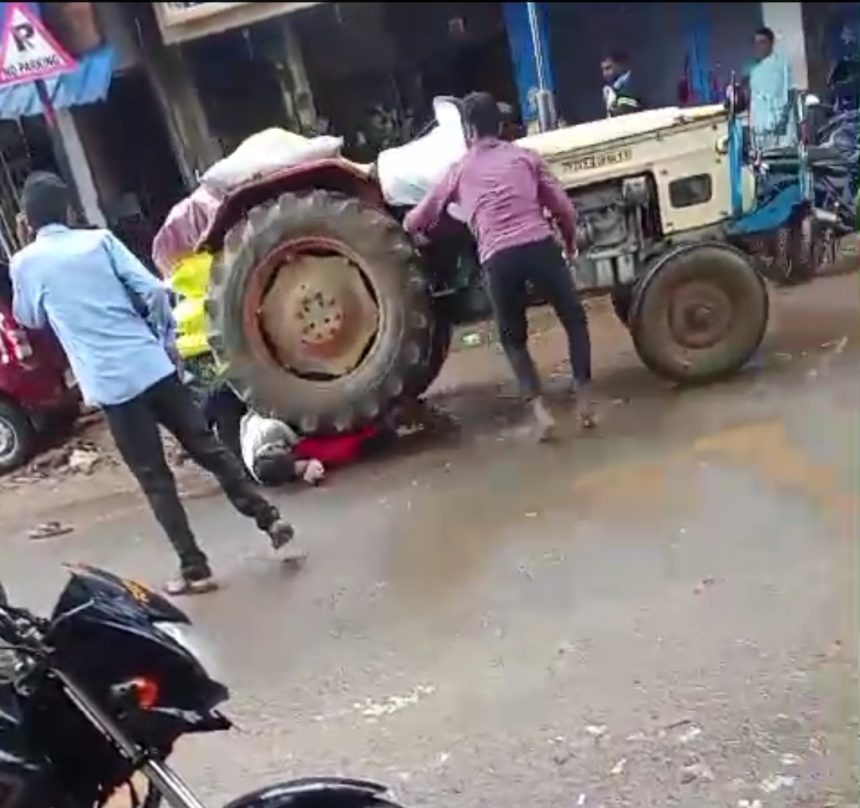ಇಬ್ಬರ ಮೇಲೆ ಹರಿದ ಟ್ರ್ಯಾಕ್ಟರ್ ಚಕ್ರ, ಆದ್ರೂ ಬಚಾವಾದ್ರು, ಕಲಘಟಗಿಯಲ್ಲಿ ಅಚ್ಚರಿಯ ಘಟನೆ..!