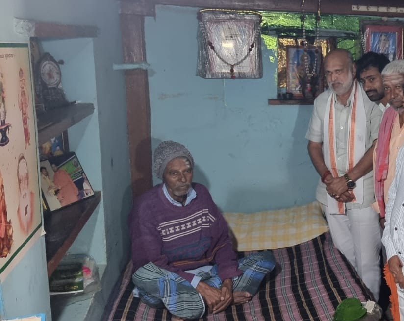 ಹುನಗುಂದದಲ್ಲಿ ಅನಾರೋಗ್ಯಕ್ಕೀಡಾದ ಶಿವಯ್ಯನವರ ಮನೆಗೆ ಭೇಟಿ ನೀಡಿ ಆರೋಗ್ಯ ವಿಚಾರಿಸಿದ, ಶಾಸಕ ಹೆಬ್ಬಾರ್..!