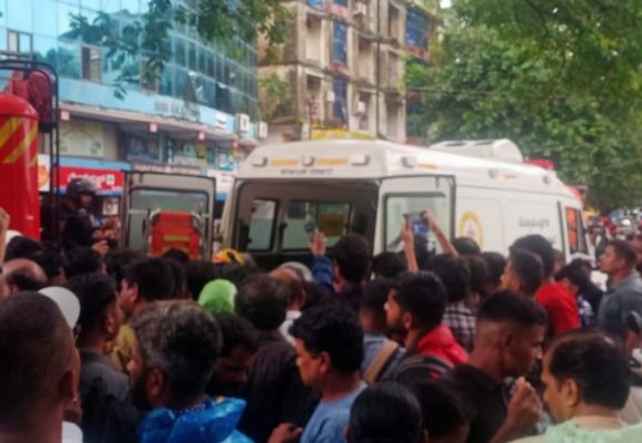 ಕಾರವಾರದಲ್ಲಿ ಕಾರಿನ ಮೇಲೆ ಉರುಳಿಬಿದ್ದ ಬೃಹತ್ ಮರ, ಕಾರಲ್ಲಿ ಕೂತಿದ್ದ ಮಹಿಳೆ ಸಾ*ವು..!