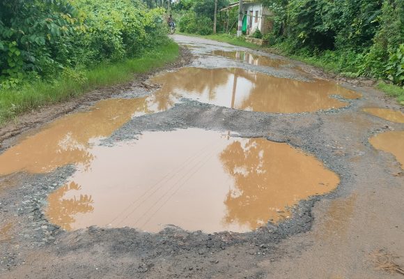ಹುನಗುಂದದ ಈ ರಸ್ತೆ, ರಸ್ತೆಯೋ ಕೆರೆಯೋ..? PWD  ಅಧಿಕಾರಿಗಳೇ ದಯವಿಟ್ಟು ಗಮನಿಸಿ..!