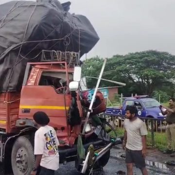 ಲಾರಿಗಳ ನಡುವೆ ಅಪಘಾತ; ಚಾಲಕನ ಕಾಲು ಕಟ್..!