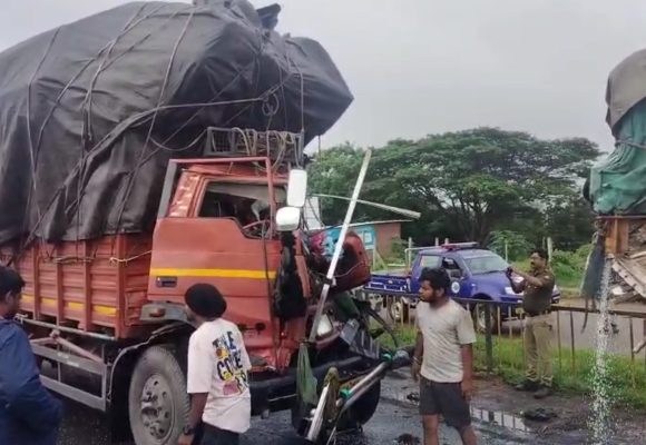 ಲಾರಿಗಳ ನಡುವೆ ಅಪಘಾತ; ಚಾಲಕನ ಕಾಲು ಕಟ್..!