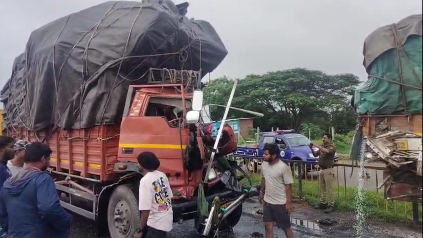 ಲಾರಿಗಳ ನಡುವೆ ಅಪಘಾತ; ಚಾಲಕನ ಕಾಲು ಕಟ್..!
