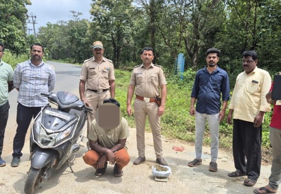 ಮುಂಡಗೋಡ ಪೊಲೀಸರ ಮಿಂಚಿನ ದಾಳಿ,  ಬಂಕಾಪುರ್ ರಸ್ತೆ ಹೆಬ್ಬಾರ ನಗರ ಕ್ರಾಸ್ ಬಳಿ ಗಾಂಜಾ “ದಂಧೆ” ಗಿಳಿದಿದ್ದ ಓರ್ವ ಅಂದರ್..!