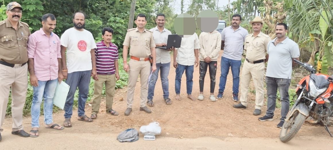 ಮುಂಡಗೋಡ ಪೊಲೀಸರ ಭರ್ಜರಿ ದಾಳಿ, ಪಾಳಾ ಕ್ರಾಸ್ ಬಳಿ ಗಾಂಜಾ ಸಾಗಿಸ್ತಿದ್ದ ಹಾನಗಲ್ಲಿ‌ನ ಇಬ್ಬರ ಬಂಧನ..!