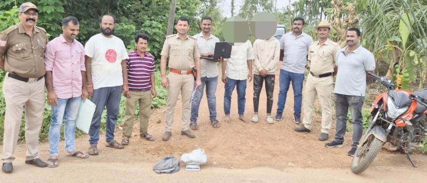 ಮುಂಡಗೋಡ ಪೊಲೀಸರ ಭರ್ಜರಿ ದಾಳಿ, ಪಾಳಾ ಕ್ರಾಸ್ ಬಳಿ ಗಾಂಜಾ ಸಾಗಿಸ್ತಿದ್ದ ಹಾನಗಲ್ಲಿ‌ನ ಇಬ್ಬರ ಬಂಧನ..!