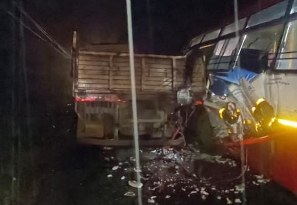ಯಲ್ಲಾಪುರ ಬಳಿ ಭೀಕರ ಅಪಘಾತ, ನಿಂತಿದ್ದ ಲಾರಿಗೆ ಬಸ್ ಡಿಕ್ಕಿ, ಮೂವರು ಸ್ಥಳದಲ್ಲೇ ಸಾವು, 7 ಜನರಿಗೆ ಗಂಭೀರ ಗಾಯ..!