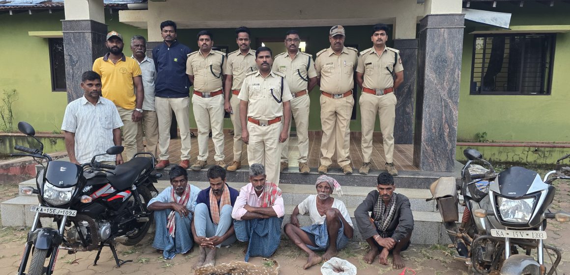 ಕಾತೂರು ಅರಣ್ಯಾಧಿಕಾರಿಗಳ ಭರ್ಜರಿ ದಾಳಿ, ಜಿಂಕೆ ಚರ್ಮ, ಕಾಡು ಹಂದಿ ಮಾಂಸ ಸಾಗಿಸುತ್ತಿದ್ದ ಐವರು ಅಂದರ್..! ಕಾತೂರು ಅರಣ್ಯಾಧಿಕಾರಿಗಳ ಭರ್ಜರಿ ದಾಳಿ, ಜಿಂಕೆ ಚರ್ಮ, ಕಾಡು ಹಂದಿ ಮಾಂಸ ಸಾಗಿಸುತ್ತಿದ್ದ ಐವರು ಅಂದರ್..!