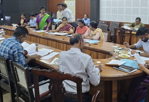 ಪೌರಕಾರ್ಮಿಕರಿಗೆ ಆದ್ಯತೆಯಲ್ಲಿ ಮನೆಗಳನ್ನು ಒದಗಿಸಿ: ಜಿಲ್ಲಾಧಿಕಾರಿ ಲಕ್ಷ್ಮೀಪ್ರಿಯ ಸೂಚನೆ..!