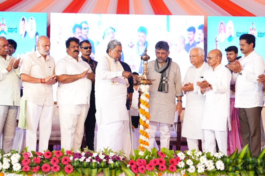 ಉತ್ತರ ಕನ್ನಡ ಜಿಲ್ಲೆಯಲ್ಲಿ ಸಿಎಂ ಸಿದ್ದರಾಮಯ್ಯ, ಡಿಸಿಎಂ ಡಿಕೆ ಶಿವಕುಮಾರ್ ಪ್ರವಾಸ, ಅಷ್ಟಕ್ಕೂ,ಏನೇನು ಘೋಷಣೆ ಮಾಡಿದ್ರು..? ಉತ್ತರ ಕನ್ನಡ ಜಿಲ್ಲೆಯಲ್ಲಿ ಸಿಎಂ ಸಿದ್ದರಾಮಯ್ಯ, ಡಿಸಿಎಂ ಡಿಕೆ ಶಿವಕುಮಾರ್ ಪ್ರವಾಸ, ಅಷ್ಟಕ್ಕೂ,ಏನೇನು ಘೋಷಣೆ ಮಾಡಿದ್ರು..?