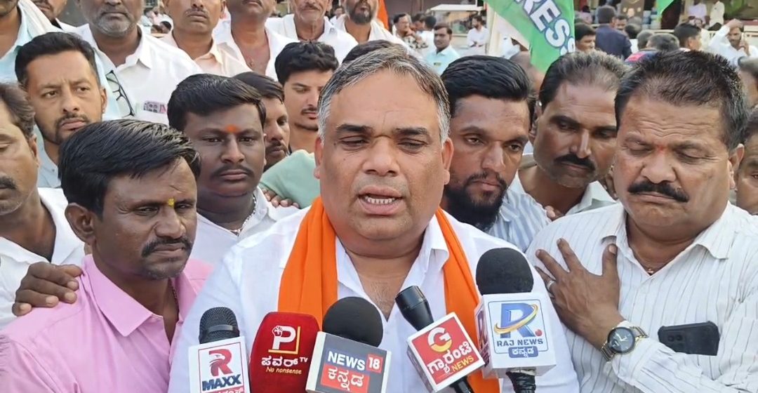 ಬೊಮ್ಮಾಯಿಯವ್ರೇ ಸಿಎಂ ಆಗಿದ್ರೂ, ಶಿಶುನಾಳ ಶರೀಫರ ಪ್ರಾಧಿಕಾರ ಯಾಕೆ‌ ಮಾಡಲಿಲ್ಲ ನೀವು..? ಶಿಗ್ಗಾವಿಯಲ್ಲಿ ಯಾಸಿರಖಾನ್ ಪಠಾಣ್ ವಾಗ್ದಾಳಿ..!