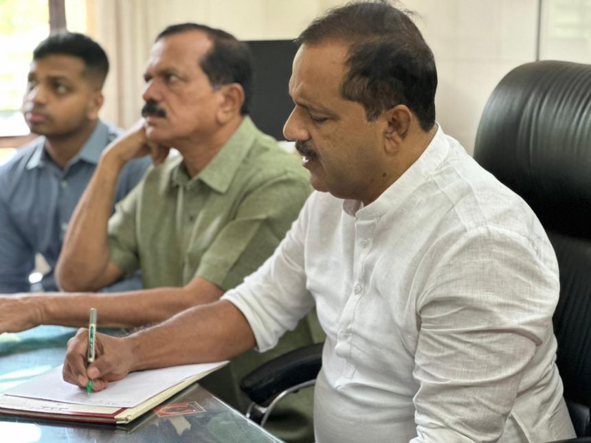 ಕುಮಟಾ ತಾಲೂಕು ಆಸ್ಪತ್ರೆಗೆ ಆರೋಗ್ಯ ಸಚಿವ ಯು. ಟಿ. ಖಾದರ್ ಭೇಟಿ: ವ್ಯವಸ್ಥೆಗಳ ಸಮಗ್ರ ಪರಿಶೀಲನೆ ಕುಮಟಾ ತಾಲೂಕು ಆಸ್ಪತ್ರೆಗೆ ಆರೋಗ್ಯ ಸಚಿವ ಯು. ಟಿ. ಖಾದರ್ ಭೇಟಿ: ವ್ಯವಸ್ಥೆಗಳ ಸಮಗ್ರ ಪರಿಶೀಲನೆ
